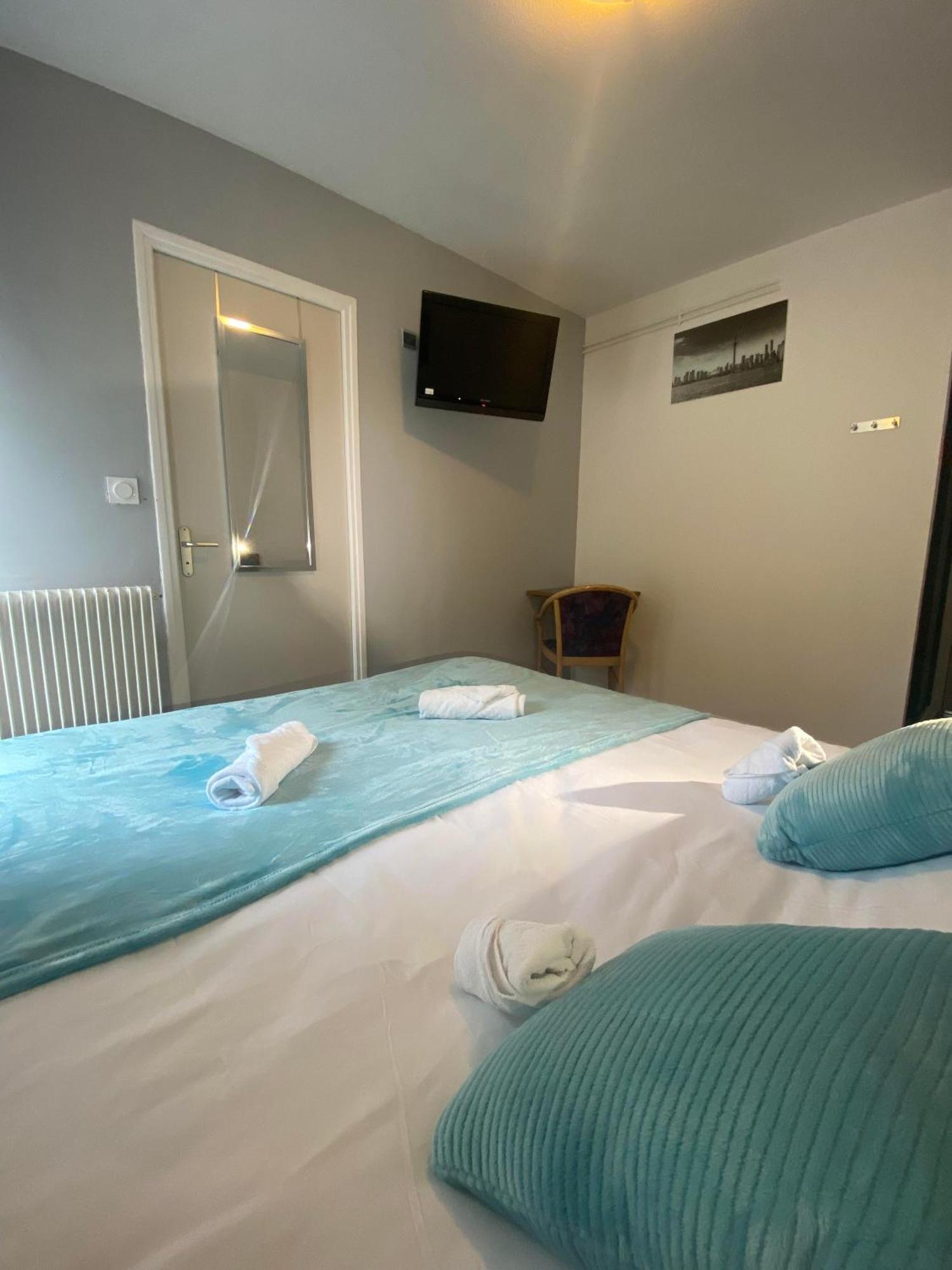 Hotel Du Cerf La Guerche-sur-l'Aubois Zimmer foto