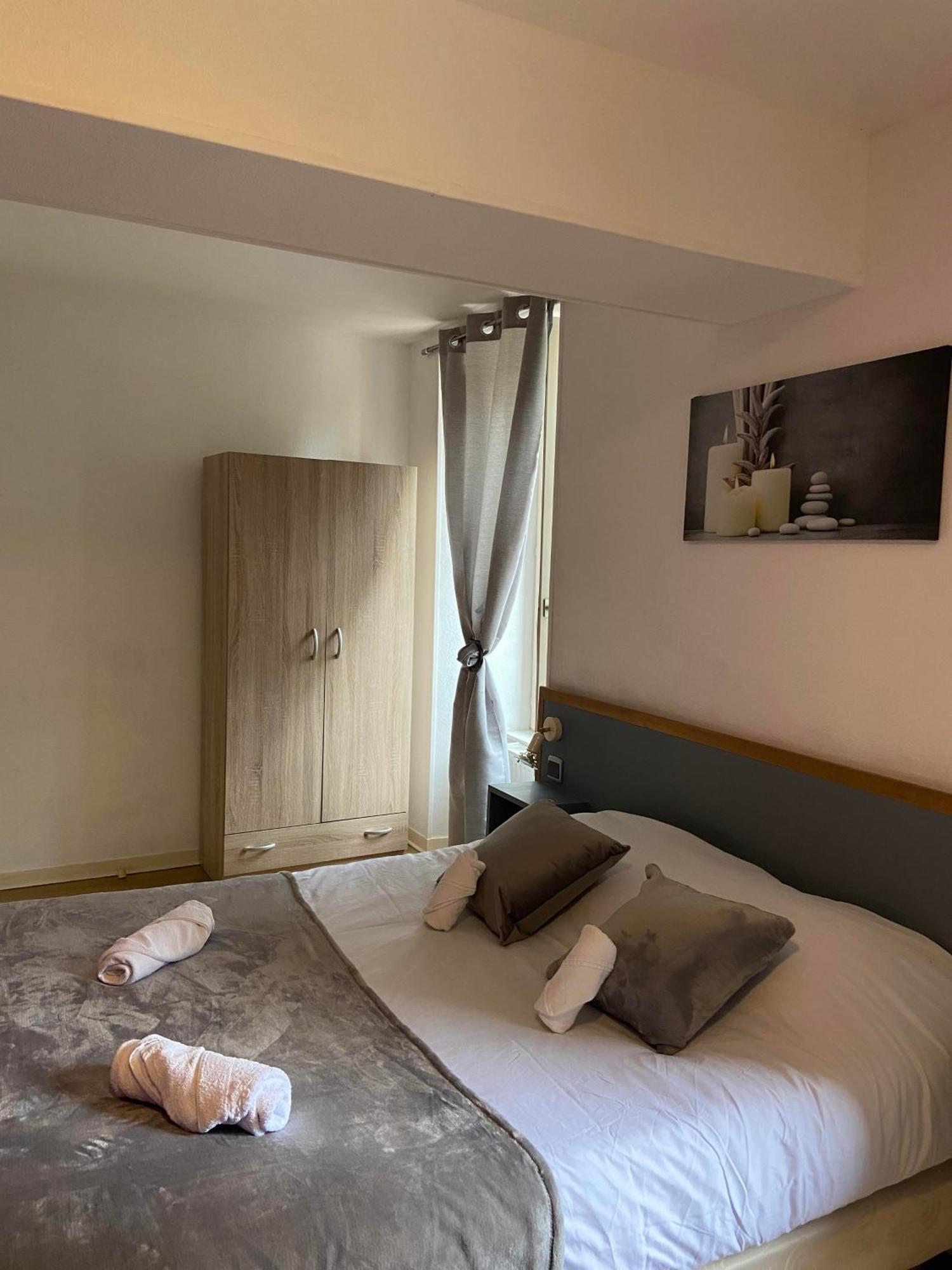 Hotel Du Cerf La Guerche-sur-l'Aubois Zimmer foto